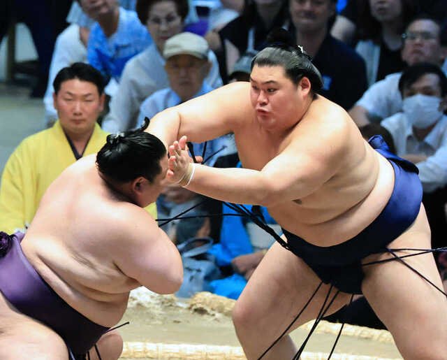 大相撲人気はなぜ続く——連続完売と海外進出が示す大衆化の実態