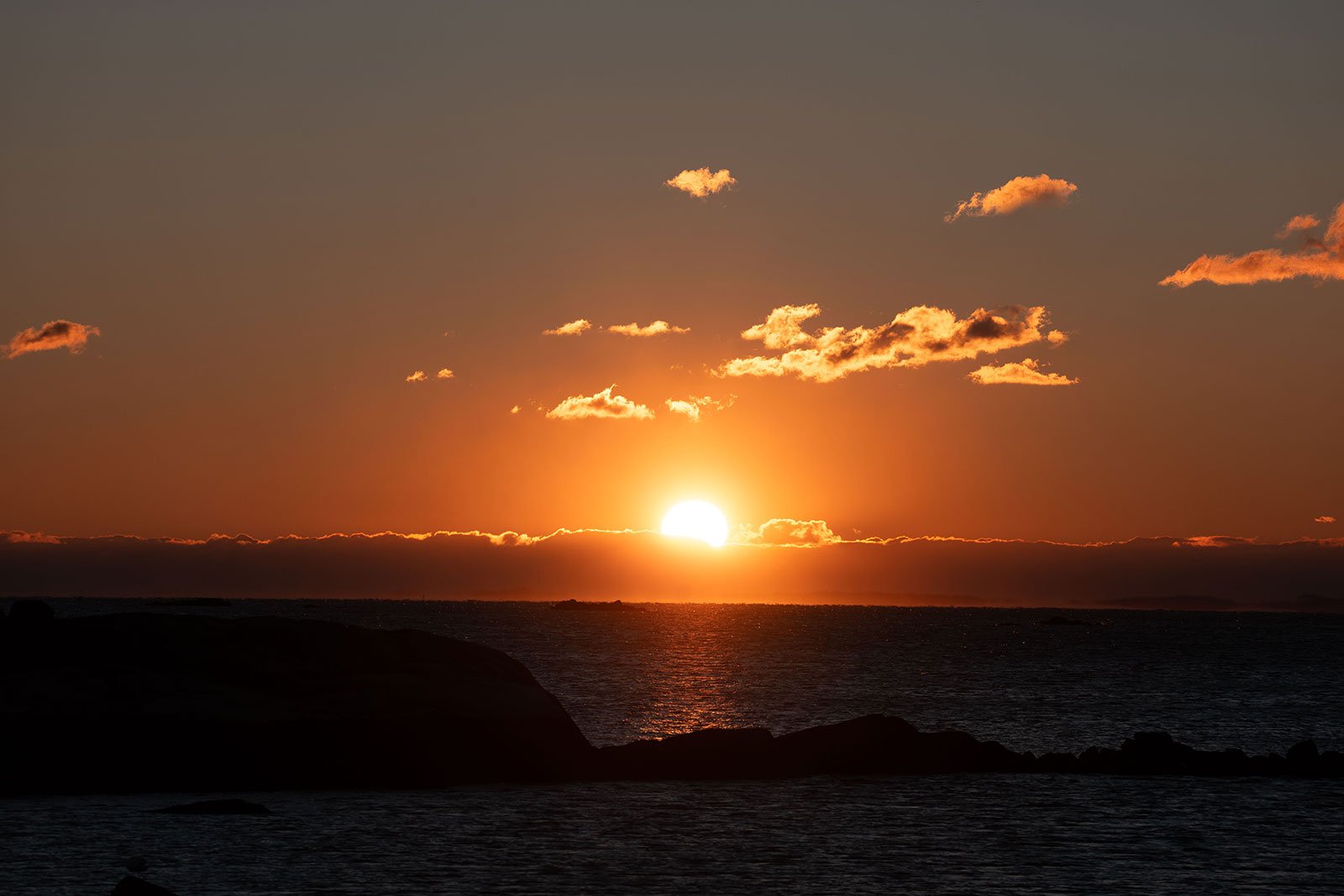 朝日と夕日は色が違うのですか