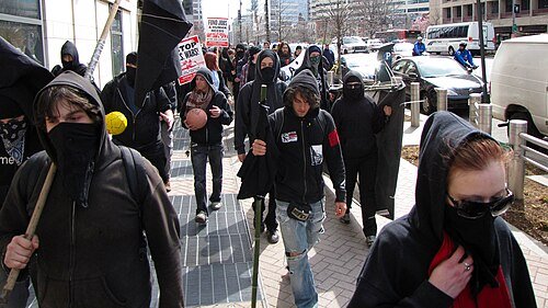 ブラック・ブロックはなぜ街を壊すのか、西ドイツ発祥の戦術と各地の暴動・裁判