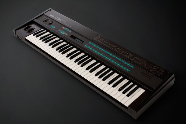 FM音源とは何か、ジョン・チョウニングの発見とヤマハDX7が拓いた表現力